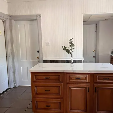 Relaxing 4 Bedroom Walk To The Falls Sleeps 8